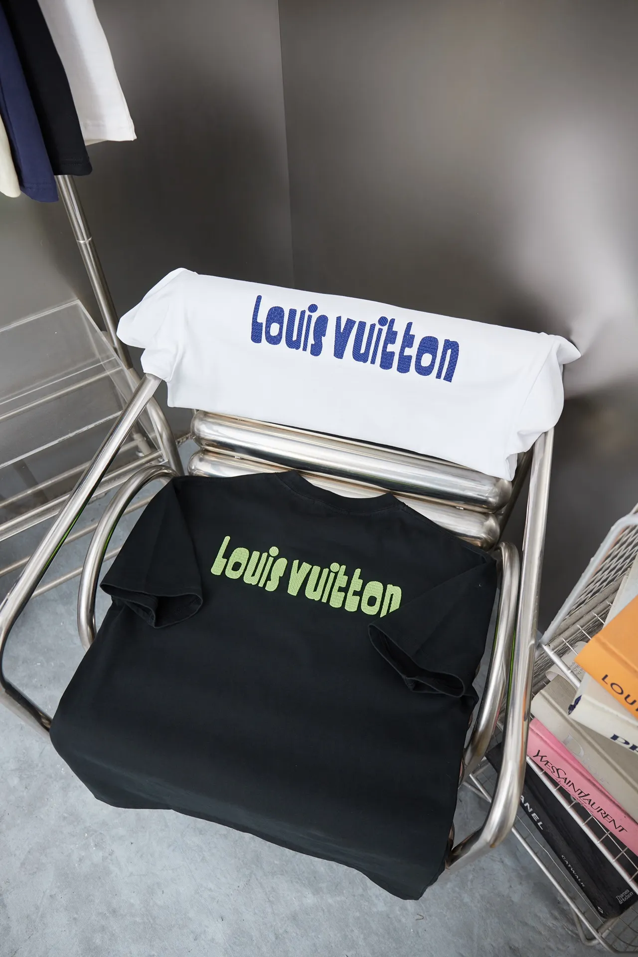 🅿️190 1V 25SS early spring new style embroidered LV letter short sleeves light luxury essential item for daily commuting for men and women Correct version Welcome to compare Detailed features · 320g 100% pure cotton double yarn jersey fabric · Special thickened 32 pieces of double-strand 1X1 thread in the same vat · Imported Tajima machine hollow show embroidery LV letter craft. Ready-made clothes are washed to make the embroidery softer · Double-needle stitching and cross-seam technology · Original main mark, washed tag, brand moisture-proof paper packaging Color: black/white/grey Size: S/M/L/XL